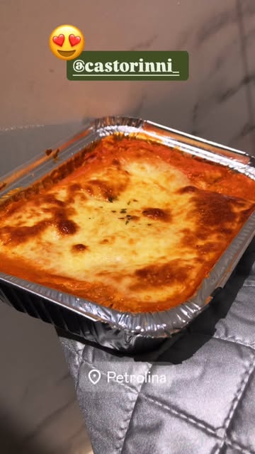 Lasanha gratinada segurada com luva térmica