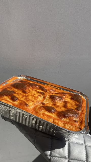Lasanha saindo do forno com o queijo dourado